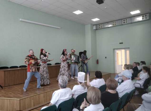 Ансамбль «Злато-Серебро» выступил с праздничной программой для медработников